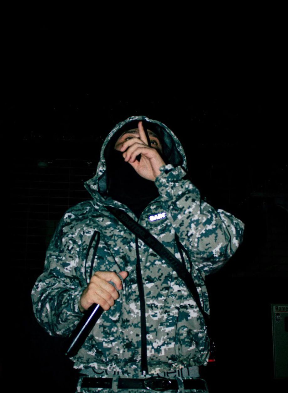 Figura encapuchada — saint, camo digital